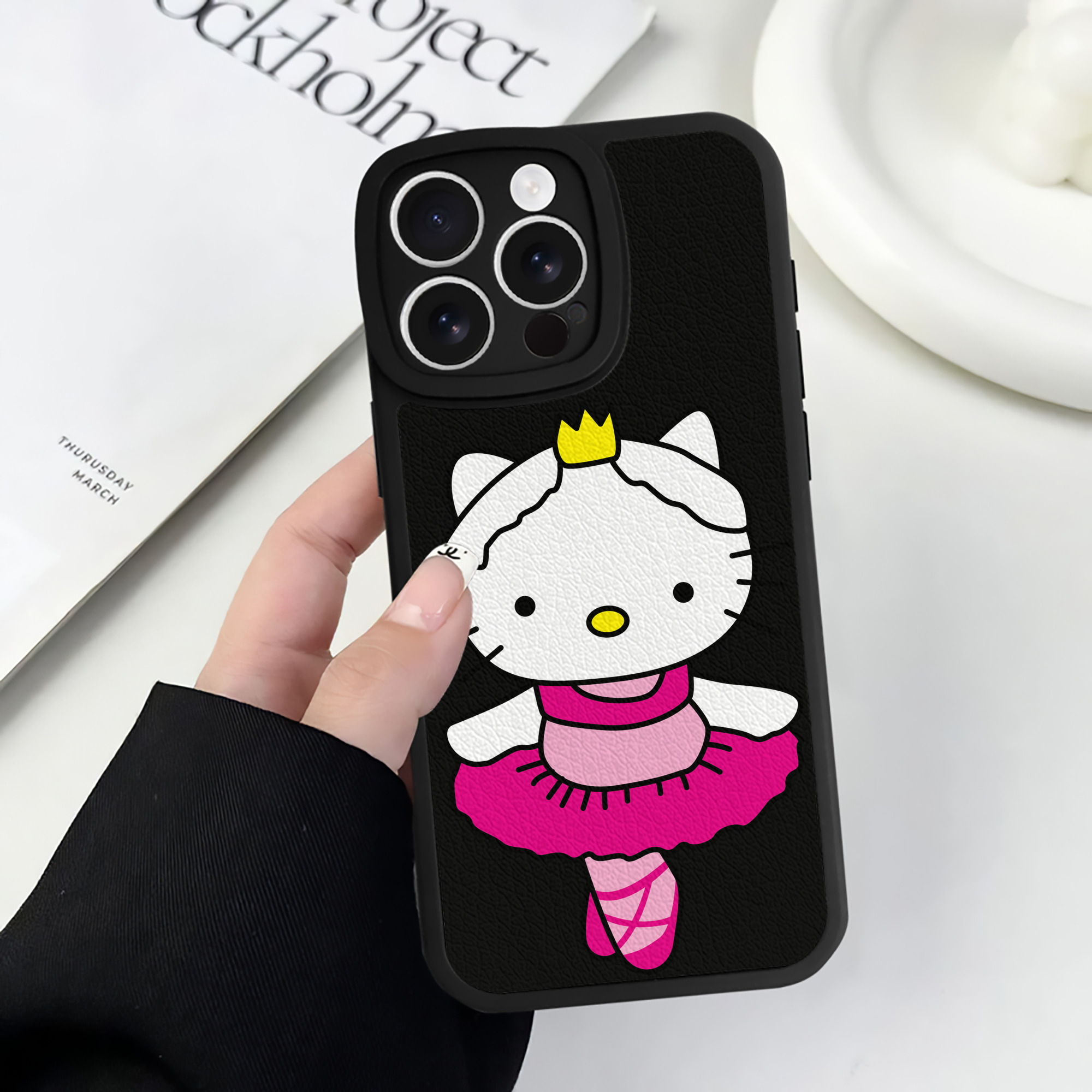 （画像用） Hello Kitty ハローキティ 【iPhone 16シリーズ対応】シリコンスマホケース（レザー調） 材質：シリコン